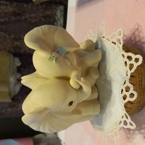 Elephants in love homeco figurine